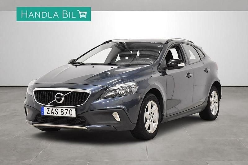 Mörkblå Begagnad 2017 Volvo V40 Halvkombi | 139 900 kr (Marknadspris) - Bild 1/4
