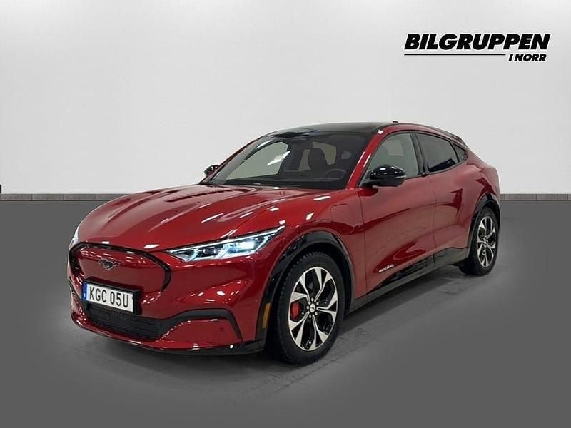Röd Begagnad 2021 Ford Mustang Mach-E SUV | 359 900 kr (Marknadspris) - Bild 1/3