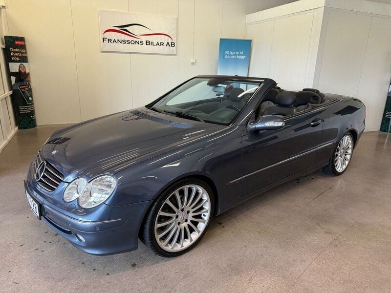 Mörkblå (blå) Begagnad 2004 Mercedes CLK240 Avantgarde Cab | 99 900 kr (Marknadspris) - Bild 1/4