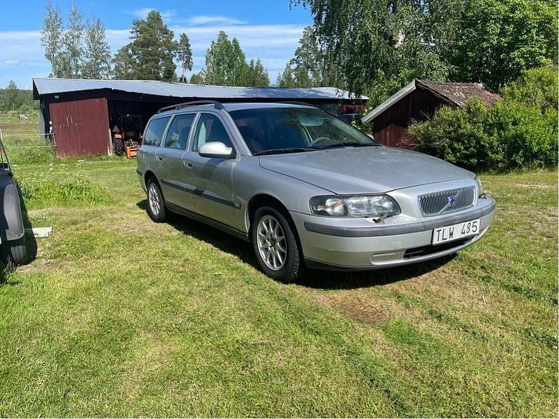 Grå Begagnad 2002 Volvo V70 Kombi | 20 000 kr (Marknadspris) - Bild 1/4