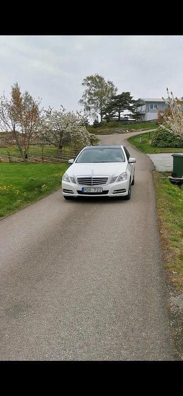 Vit Begagnad 2012 Mercedes E200 Classic Sedan | 99 000 kr (Marknadspris) - Bild 1/4