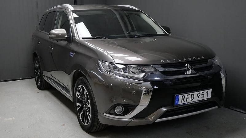 Begagnad Mitsubishi Outlander P-HEV 121 HK (88 kW) 2016 Brun SUV