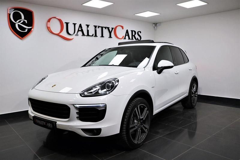Vit Begagnad 2015 Porsche Cayenne Chrono SUV | 299 000 kr (Marknadspris) - Bild 1/4