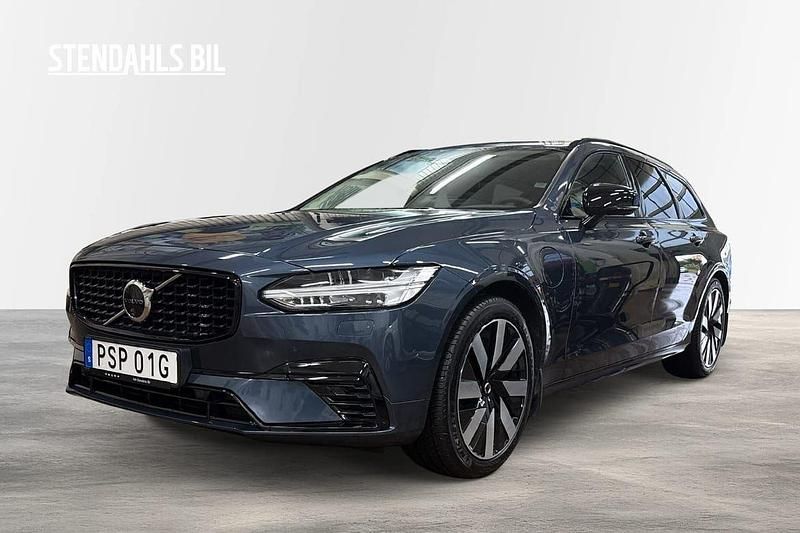 Mörkblå (blå) Begagnad 2025 Volvo V90 Plus Kombi | 499 000 kr (Marknadspris) - Bild 1/4