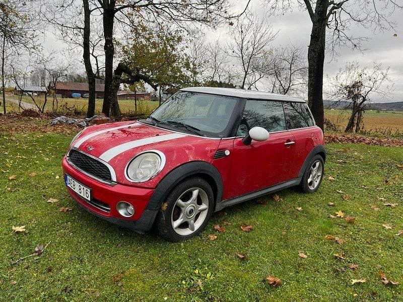Röd Begagnad 2007 Mini Cooper Halvkombi | 32 000 kr (Marknadspris) - Bild 1/4