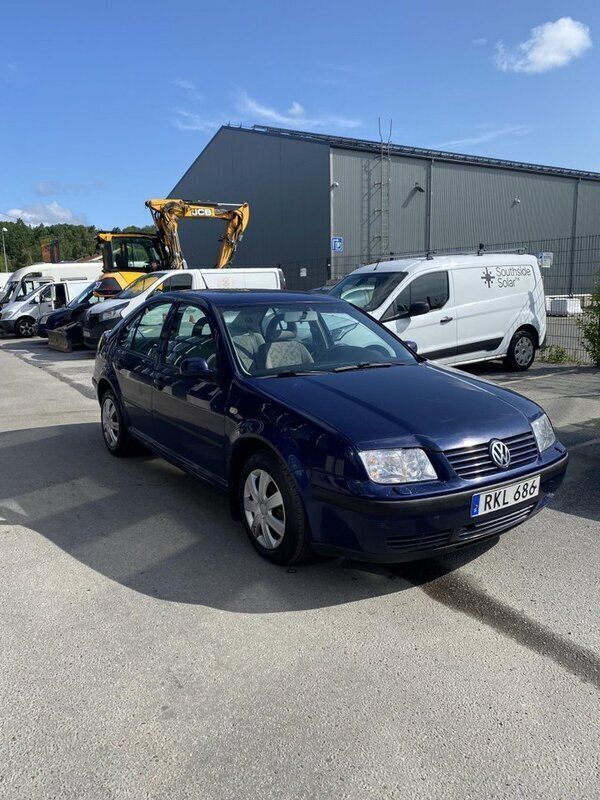 Blå Begagnad 2000 VW Bora Trendline Sedan | 18 000 kr - Bild 1/4