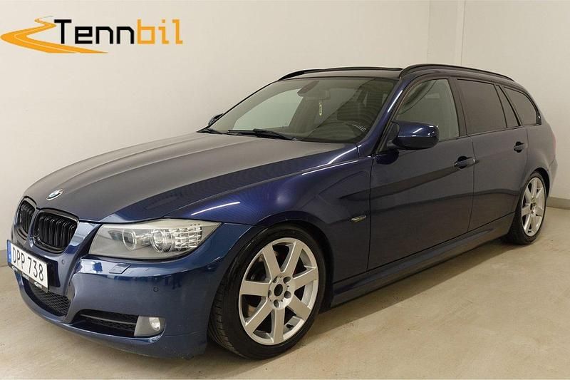 Blå Begagnad 2010 BMW 325 Comfort Edition Kombi | 74 900 kr (Bra pris) - Bild 1/4