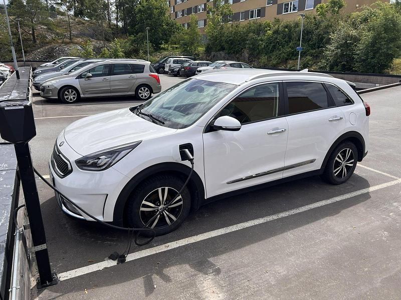 Vit Begagnad 2018 Kia Niro Advance SUV | 170 000 kr (Marknadspris) - Bild 1/2