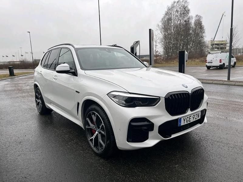 Vit Begagnad 2022 BMW X5 iPerformance SUV | 650 000 kr (Marknadspris) - Bild 1/4