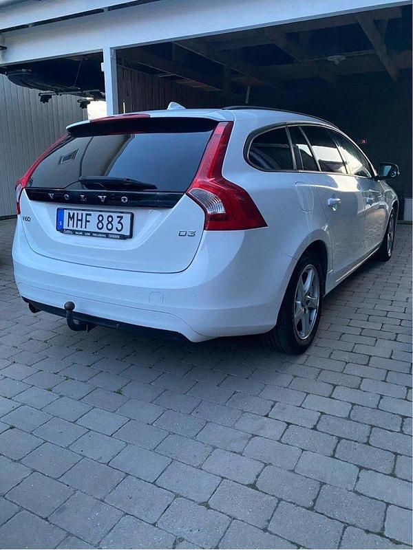 Vit Begagnad 2017 Volvo V60 Kinetic Kombi | 129 000 kr (Bra pris) - Bild 1/4