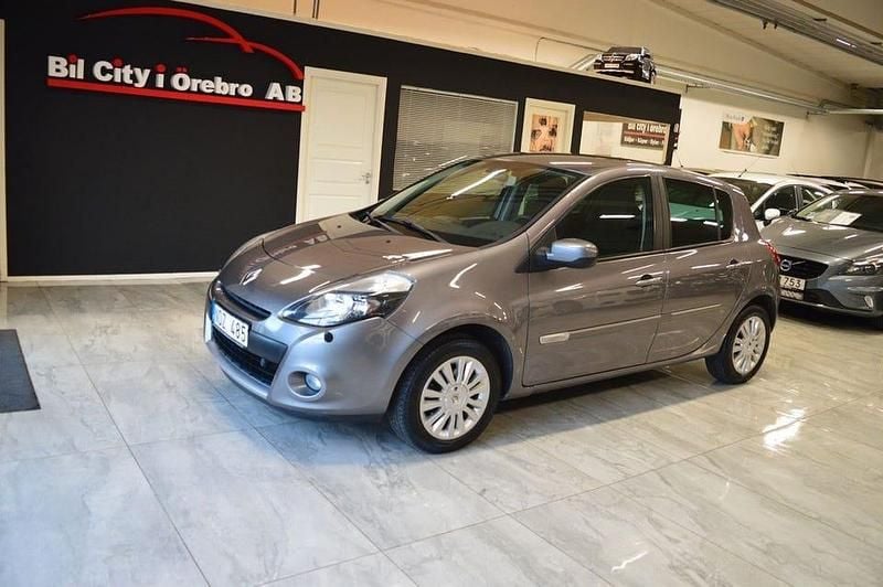 Grå Begagnad 2012 Renault Clio IV Halvkombi | 54 900 kr (Marknadspris) - Bild 1/4