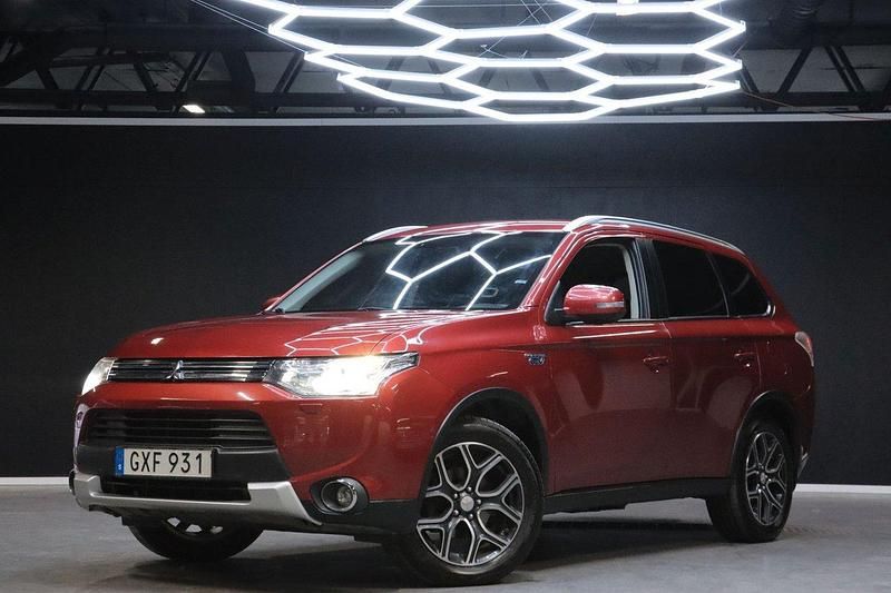 Mörkröd (röd) Begagnad 2015 Mitsubishi Outlander P-HEV SUV | 119 900 kr (Marknadspris) - Bild 1/4