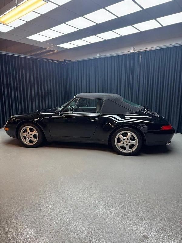 Begagnad Porsche 911 Carrera 286 HK (210 kW) 1998 Svart Cab