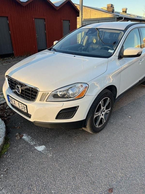 Vit Begagnad 2013 Volvo XC60 Momentum SUV | 134 000 kr (Marknadspris) - Bild 1/4