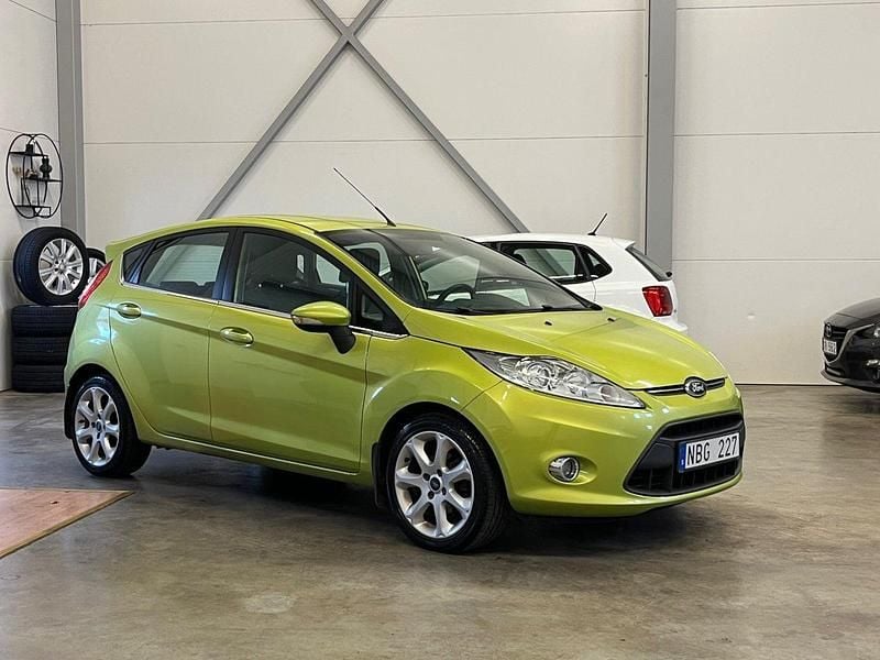 Grön Begagnad 2012 Ford Fiesta Titanium Halvkombi | 49 900 kr (Marknadspris) - Bild 1/4