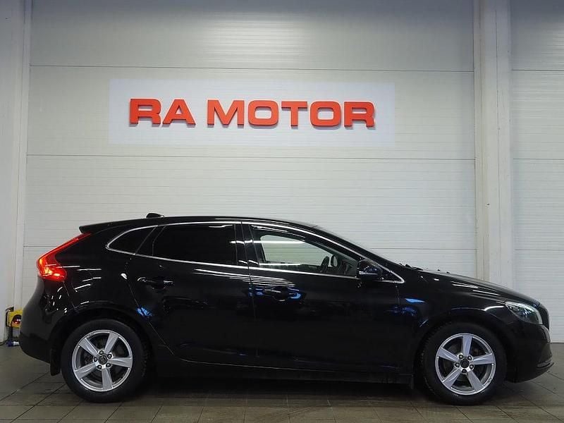 Begagnad Volvo V40 Momentum 116 HK (85 kW) 2014 Svart Halvkombi