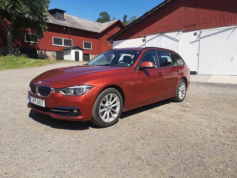 Orange Begagnad 2018 BMW 320 Sport Line Kombi | 149 900 kr (Marknadspris) - Bild 1/4