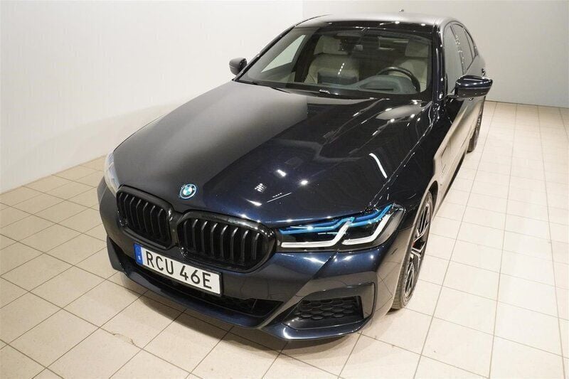 Begagnad BMW 545e Shadowline 286 HK (210 kW) 2022 Svart Sedan