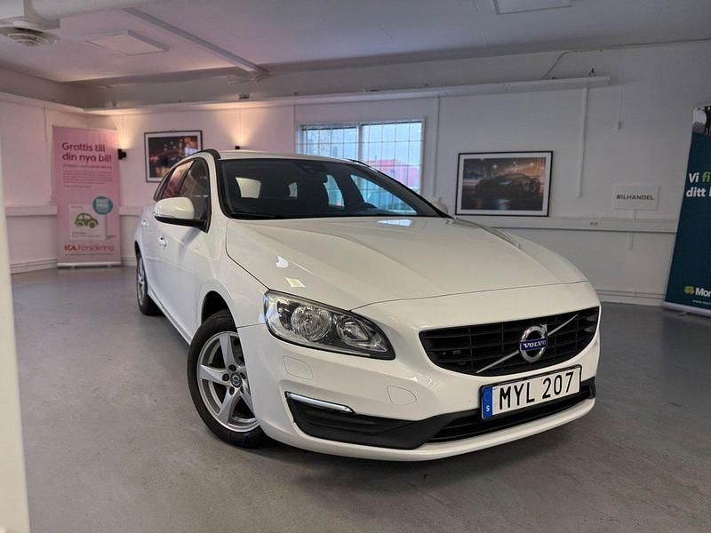Vit Begagnad 2016 Volvo V60 Kombi | 89 900 kr (Superpris) - Bild 1/4