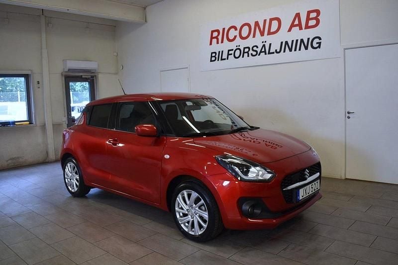 Röd Begagnad 2023 Suzuki Swift Halvkombi | 214 900 kr (Marknadspris) - Bild 1/4
