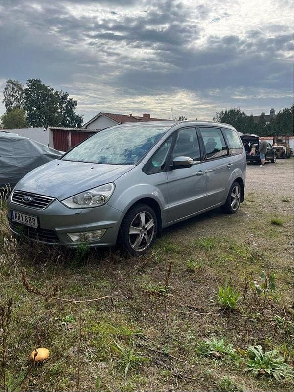 Grå Begagnad 2015 Ford Galaxy Trend Minibuss | 65 000 kr (Superpris) - Bild 1/4
