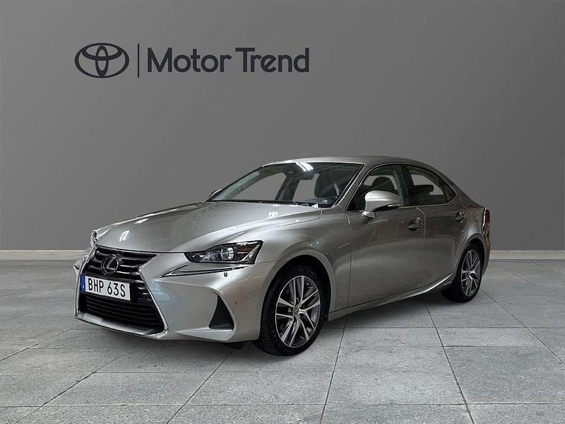 Ljusgrå (grå) Begagnad 2019 Lexus IS300h Sedan | 209 000 kr (Marknadspris) - Bild 1/4