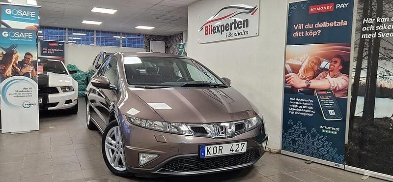 Grå Begagnad 2010 Honda Civic Sport Halvkombi | 84 900 kr (Marknadspris) - Bild 1/4