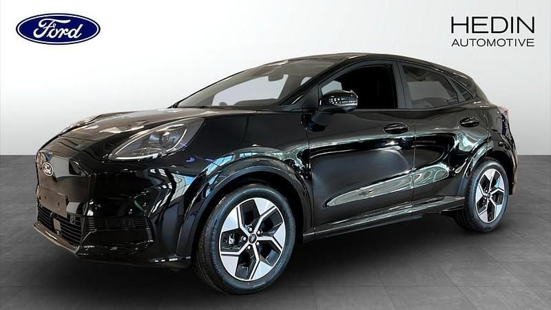 Svart (black) Begagnad 2025 Ford Puma Gen-E Kombi | 398 000 kr - Bild 1/4