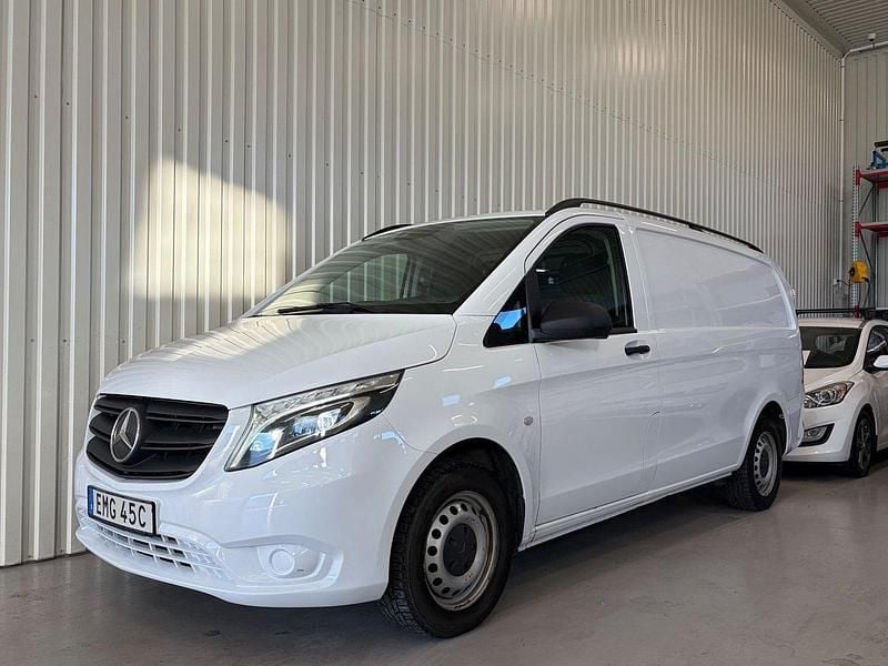 Vit Begagnad 2022 Mercedes Vito Minibuss | 249 000 kr - Bild 1/4
