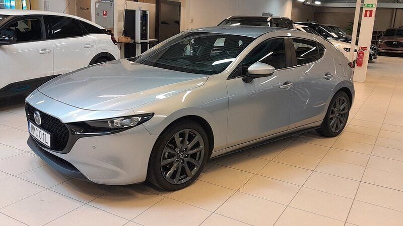 Grå (sonic silver metallic) Begagnad 2022 Mazda 3 Sky Halvkombi | 239 900 kr (Marknadspris) - Bild 1/2