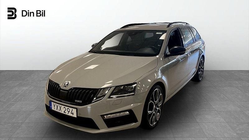 Mörkgrå (steel grey) Begagnad 2017 Skoda Octavia Kombi | 209 900 kr (Dyr) - Bild 1/4