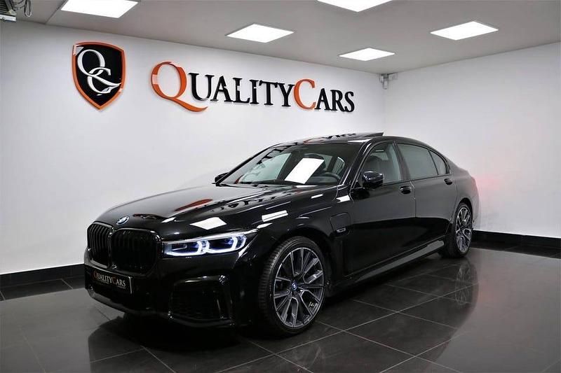 Svart (blacksapphire metallic) Begagnad 2022 BMW 745 M Sport Sedan | 699 000 kr - Bild 1/4