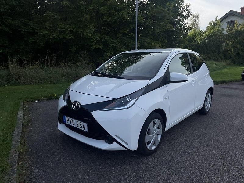 Vit Begagnad 2016 Toyota Aygo X-play Halvkombi | 82 000 kr (Marknadspris) - Bild 1/4