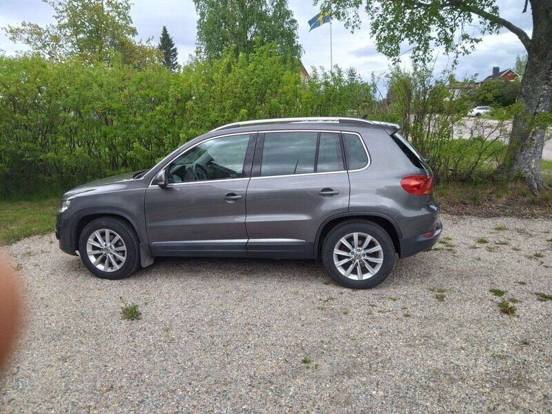 Grå Begagnad 2012 VW Tiguan Sportline SUV | 120 000 kr (Marknadspris) - Bild 1/4