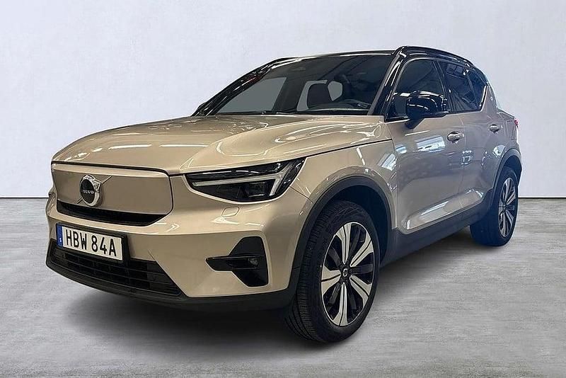Ljusgrå Begagnad 2022 Volvo XC40 Plus SUV | 329 900 kr - Bild 1/4