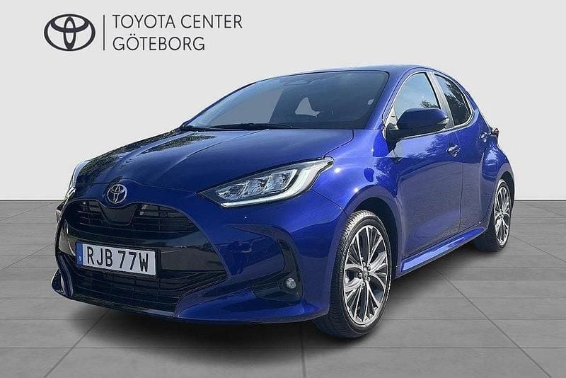 Mörkblå Ny 2025 Toyota Yaris Hybrid Style Halvkombi | 299 900 kr (Marknadspris) - Bild 1/4