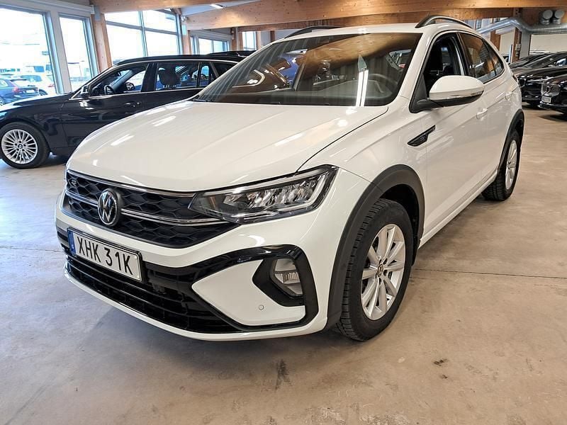 Vit Begagnad 2023 VW Taigo R-line SUV | 269 000 kr (Marknadspris) - Bild 1/4