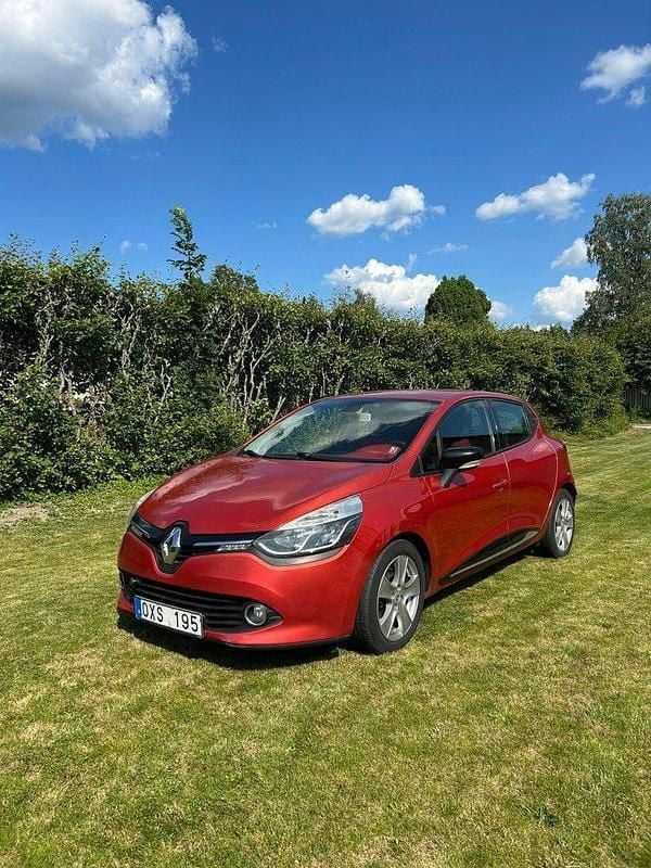 Röd Begagnad 2013 Renault Clio IV Halvkombi | 66 900 kr (Marknadspris) - Bild 1/4