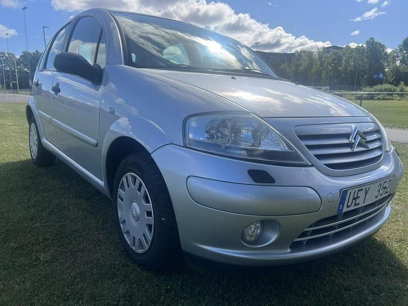 Silver Begagnad 2004 Citroën C3 Halvkombi | 19 200 kr (Marknadspris) - Bild 1/4