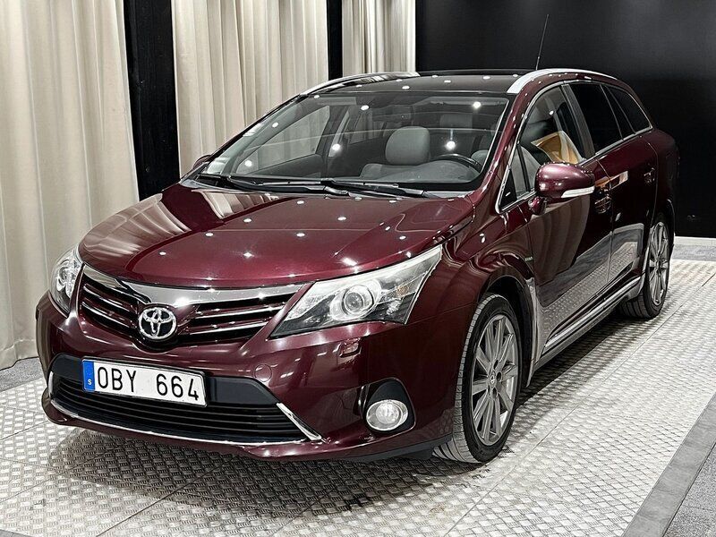 Mörkröd Begagnad 2013 Toyota Avensis Premium Kombi | 119 900 kr (Lite dyr) - Bild 1/4