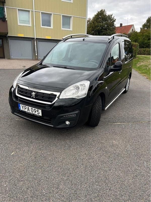 Svart Begagnad 2017 Peugeot Partner Minibuss | 82 000 kr (Marknadspris) - Bild 1/4