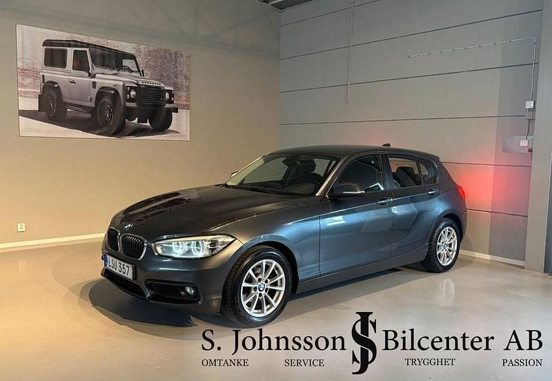 Grå Begagnad 2015 BMW 118 Advantage Halvkombi | 119 900 kr (Marknadspris) - Bild 1/4