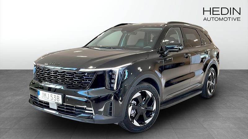 Svart (black) Begagnad 2025 Kia Sorento Advance SUV | 609 900 kr - Bild 1/4