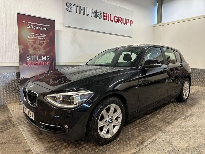 Svart Begagnad 2014 BMW 118 Sport Line Halvkombi | 149 900 kr (Marknadspris) - Bild 1/4