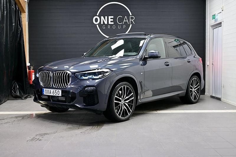 Grå Begagnad 2018 BMW X5 M Sport SUV | 549 800 kr (Marknadspris) - Bild 1/4