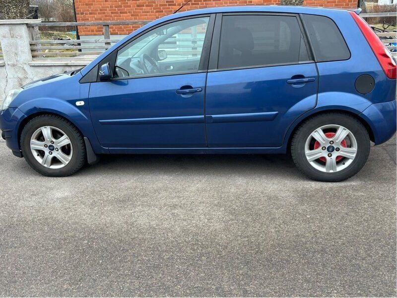 Blå Begagnad 2007 Ford Fiesta Halvkombi | 21 000 kr (Marknadspris) - Bild 1/3
