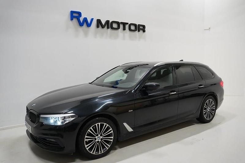Svart Begagnad 2017 BMW 520 M Sport Kombi | 197 900 kr (Superpris) - Bild 1/4