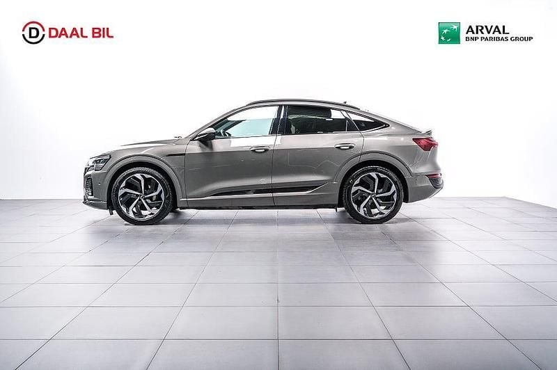 Grå Begagnad 2023 Audi Q8 e-tron S-Line SUV | 604 700 kr (Bra pris) - Bild 1/4