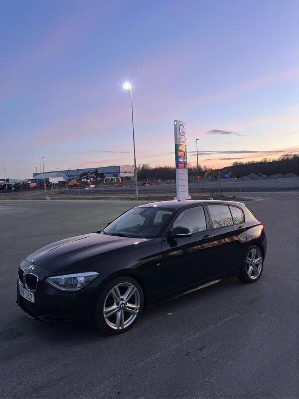 Svart Begagnad 2015 BMW 116 M Sport Halvkombi | 125 000 kr (Marknadspris) - Bild 1/4