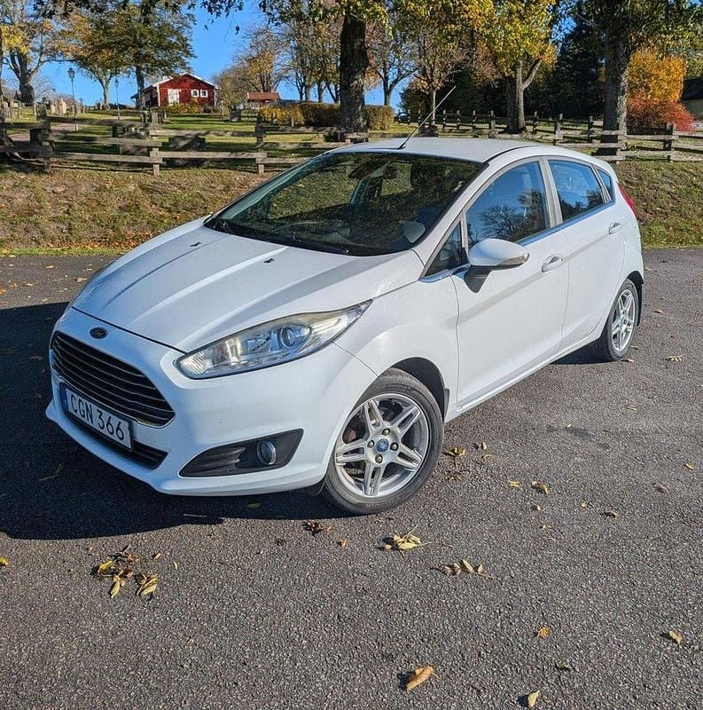 Vit Begagnad 2014 Ford Fiesta Titanium Halvkombi | 44 900 kr (Superpris) - Bild 1/4